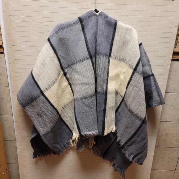 Vintage Wool poncho Serape Plaid Gray Cream Black One Size Wrap Cape - Picture 2 of 7